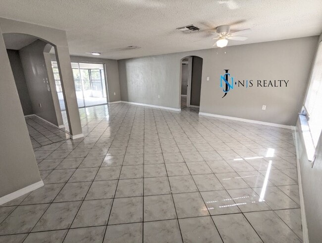 Foto del edificio - 3/2/1 1412 Sq. Ft. home with renovated kit...