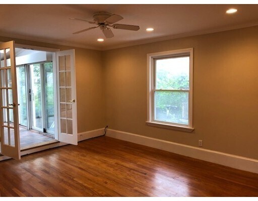 Building Photo - 102 Floral St