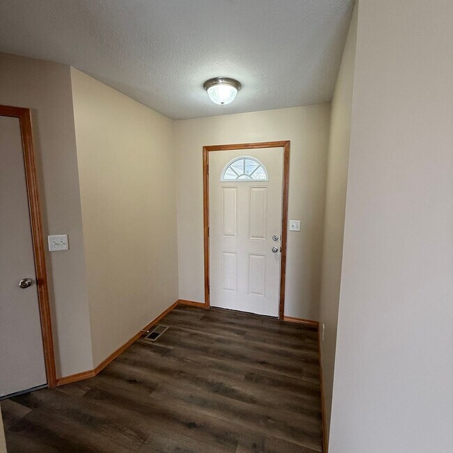 Building Photo - Updated 3 bedroom 2 bathroom home in Clever