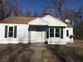 Building Photo - 906 W McDaniel St