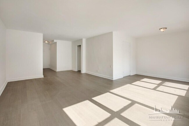 Building Photo - 524 W 42nd St