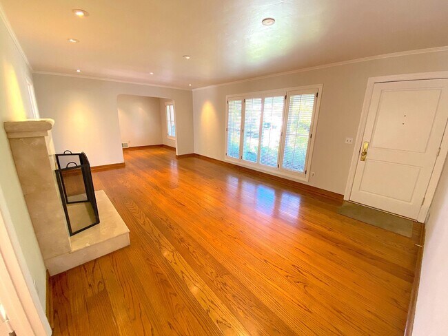 Building Photo - Beautiful 3 Bed + 2 Bath Los Altos Home - ...