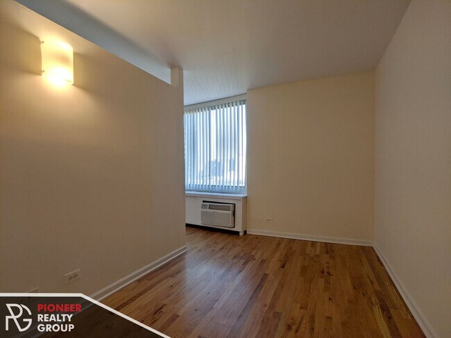Building Photo - 4600 N Clarendon Ave
