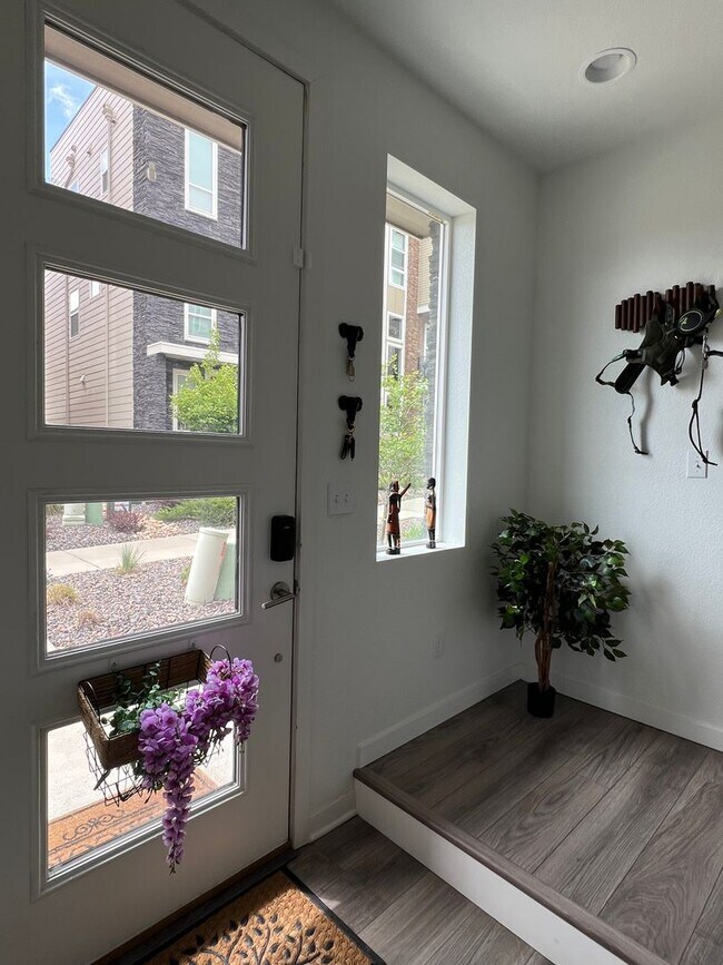 Building Photo - Modern 3 Bed/3 Bath Townhome in Broomfield...