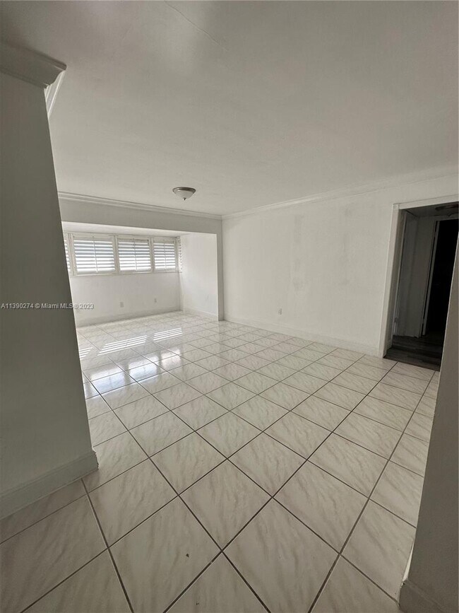 Building Photo - 2545 S Bayshore Dr