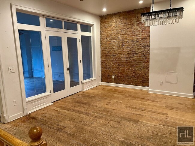 Foto del edificio - 4BR 3BA Historic Limestone Duplex In Crown...