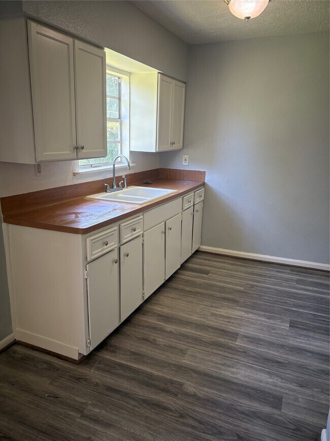 Foto del edificio - 6139 Ridgeway Dr