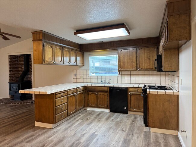 Foto del edificio - Large Three Bed, Two Bath Home in Stonewood Estates