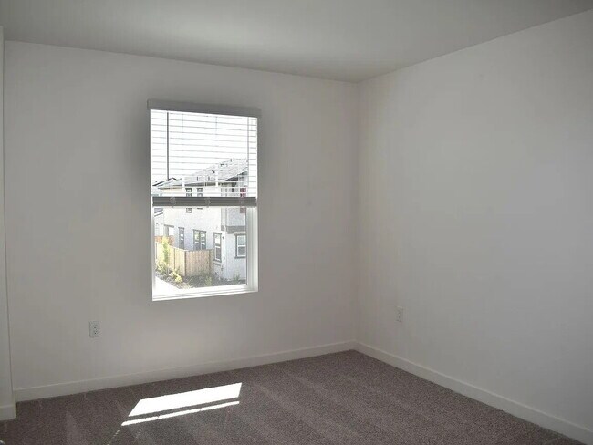 Foto del edificio - Located in one of Elk Grove's most sought-after neighborhoods