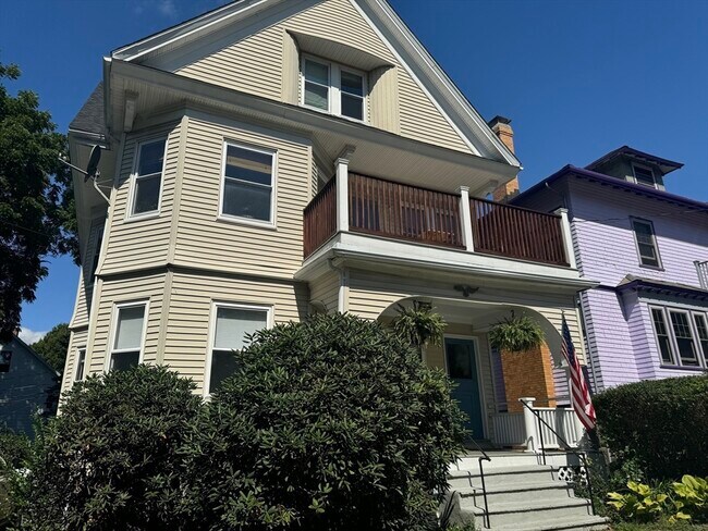 Building Photo - 10 Fairview St