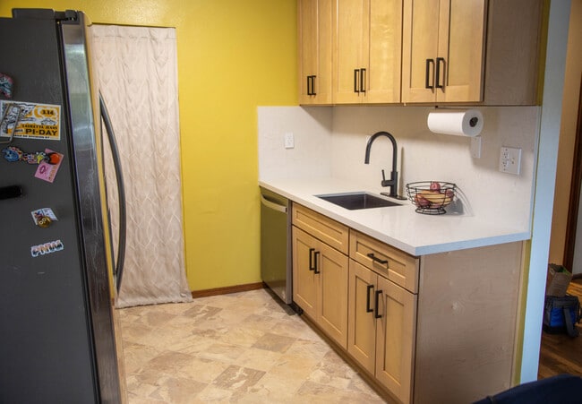 Building Photo - 6647 N Astor St Building Photo - 6647 N Astor St