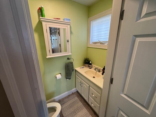1/2 bath - 190 Sydney St