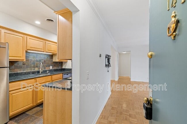 Building Photo - 5025 Hillsboro Pike