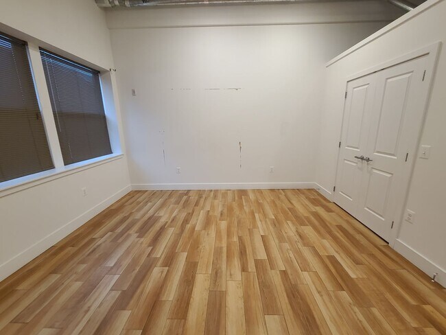 Building Photo - Bright large studio available with extra s...