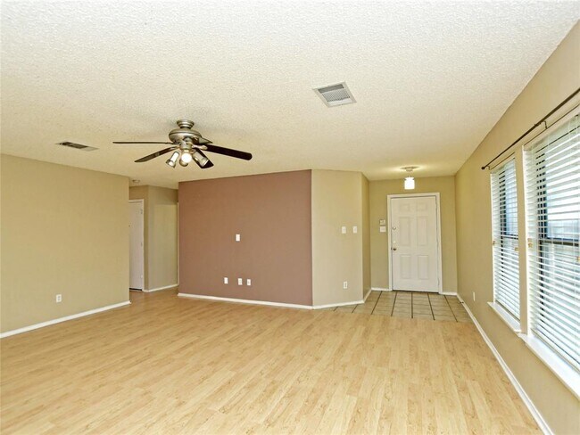 Foto del edificio - 1353 Lakeside Loop