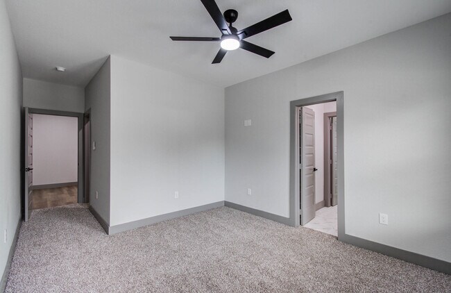 Building Photo - 1065 South Ln