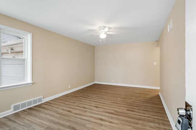 Building Photo - Single Family Ranch (2 Bed/1 Bath) in Hanl...