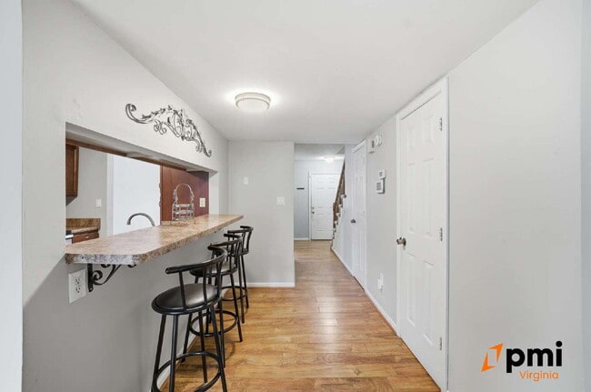 Foto del edificio - 2 PRIMARY BEDROOMS, LIVING ROOM AND DINING, PETS ALLOWED