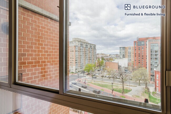 Foto del edificio - 450 Massachusetts Ave NW