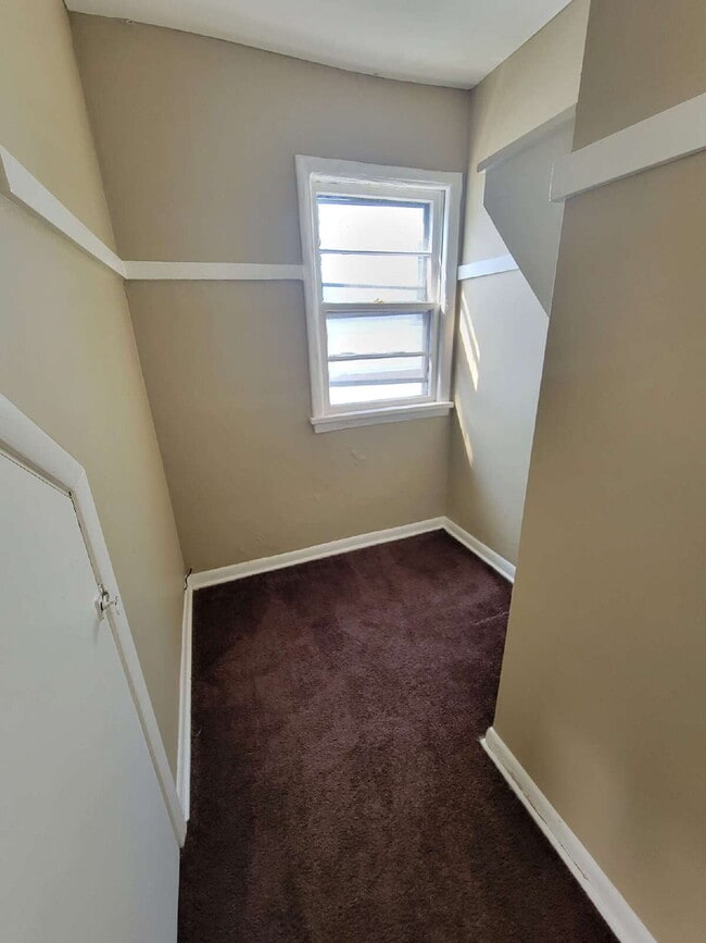 Building Photo - Spacious Updated One-Bedroom Apartment – R...