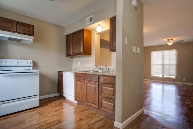 Building Photo - 400 N Cedar