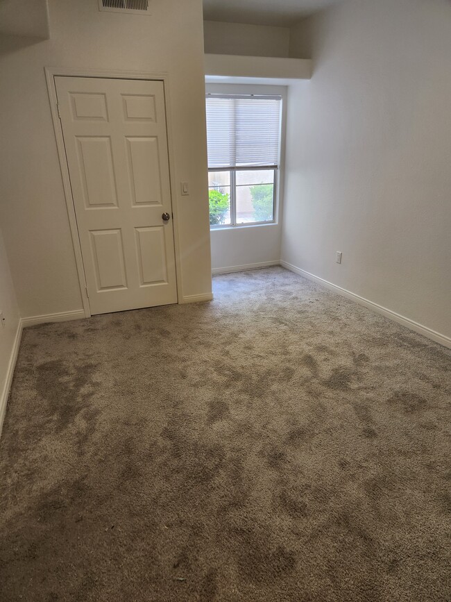 Master bedroom w/walk in closet - 517 Indian Bluff St