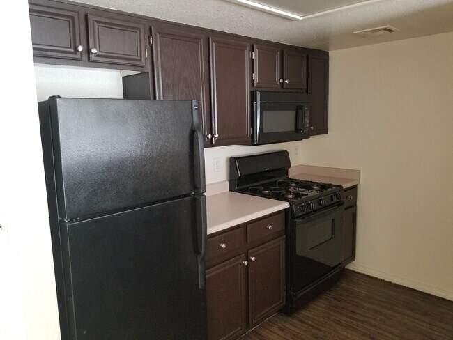 Foto del edificio - 8070 W Russell Rd