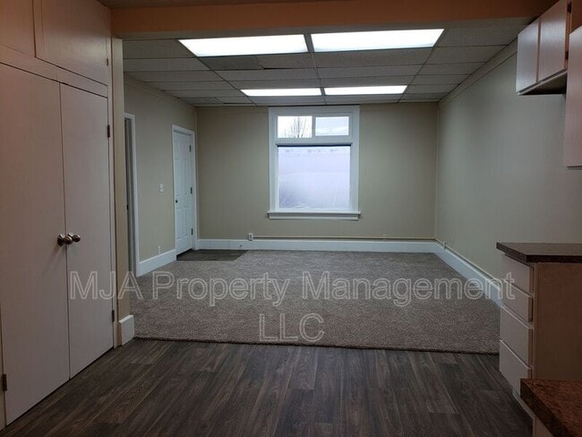 Building Photo - 972 W Center St