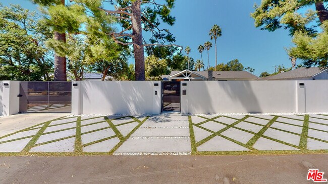 Foto del edificio - 6945 Amestoy Ave