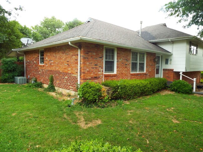 Foto del edificio - 4 Bedroom 2 Bathroom home in Willard Schoo...