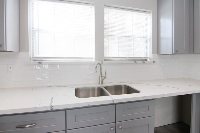 Building Photo - 23710 Farm Hill Dr