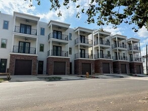 Building Photo - 211 N Poplar St