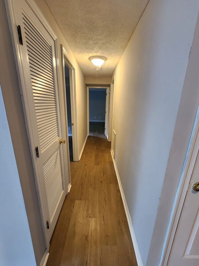 Foto del edificio - Charming 2-Bedroom, 1-Bath Apartment in Si...