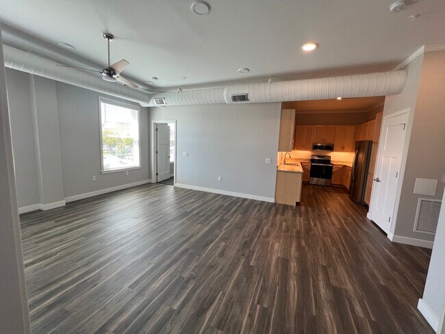 Gran espacio de estar y comedor - 201 E Innes St