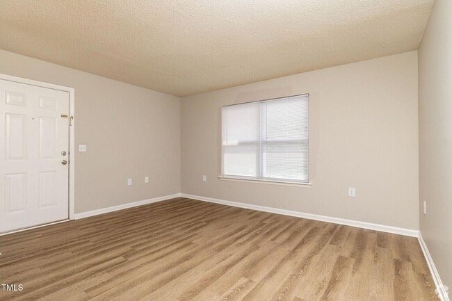 Foto del edificio - 115 Holiday Park Rd