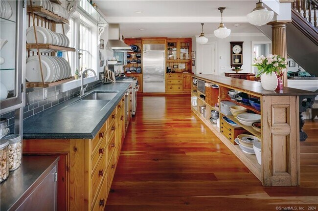 Building Photo - 44 Roton Ave