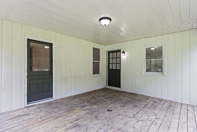 Building Photo - 6107 W River Dr NE