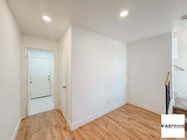 Building Photo - Stunning Gilbert 2/2 Tri-Level Townhouse - Corner Unit with Gourmet Kitchen &amp; Mountain Views!