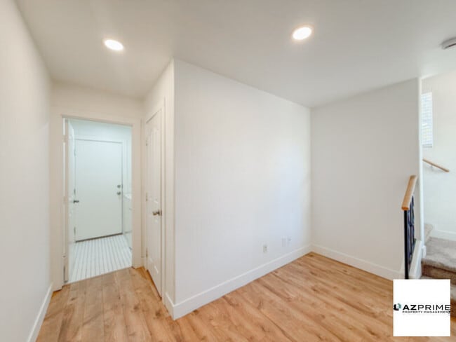 Foto del edificio - Stunning Gilbert 2/2 Tri-Level Townhouse - Corner Unit with Gourmet Kitchen &amp; Mountain Views!