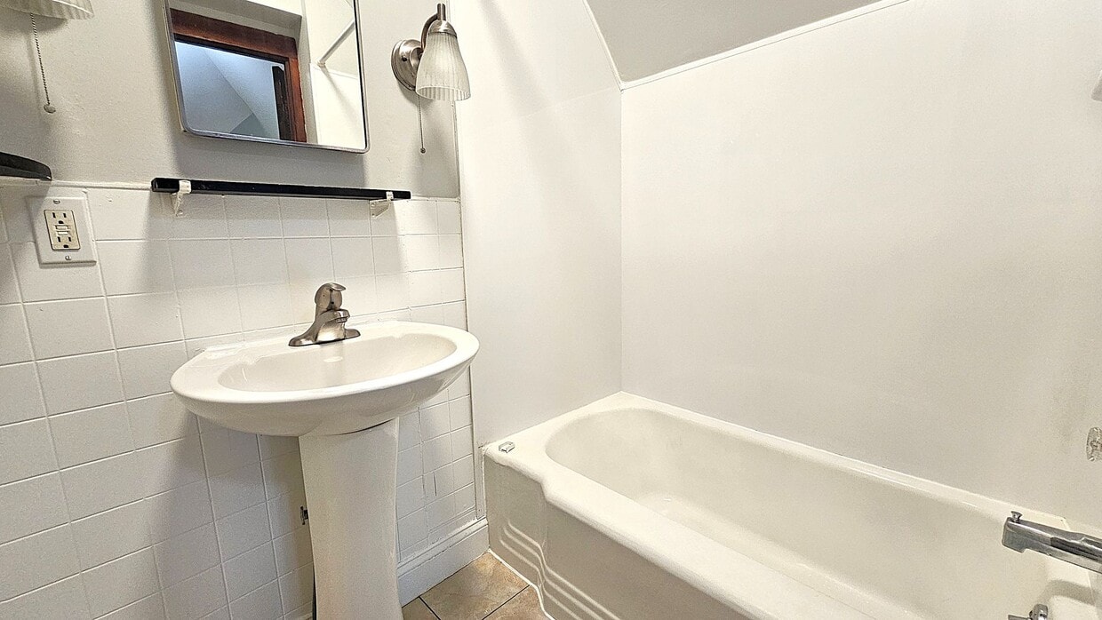 Building Photo - 234 Pearl St