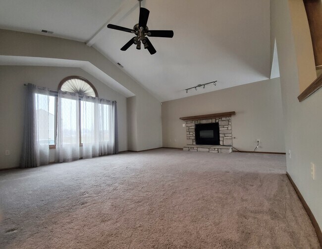 Building Photo - 6202 Catbird Ave