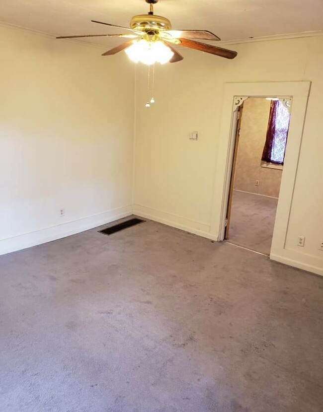 Living room - 506 S Main St