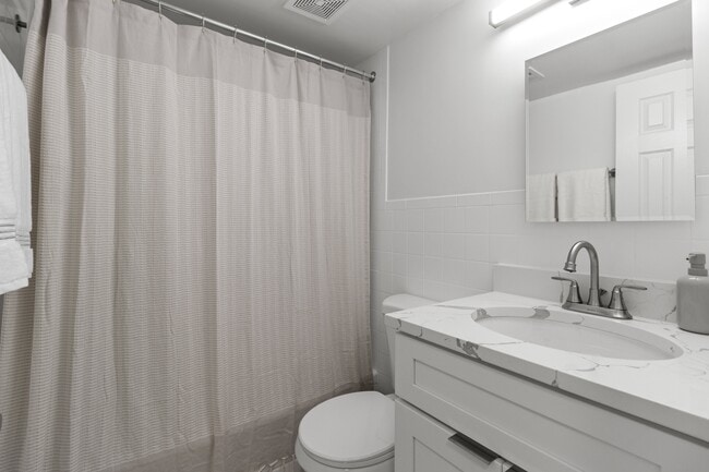 Building Photo - Halpine View