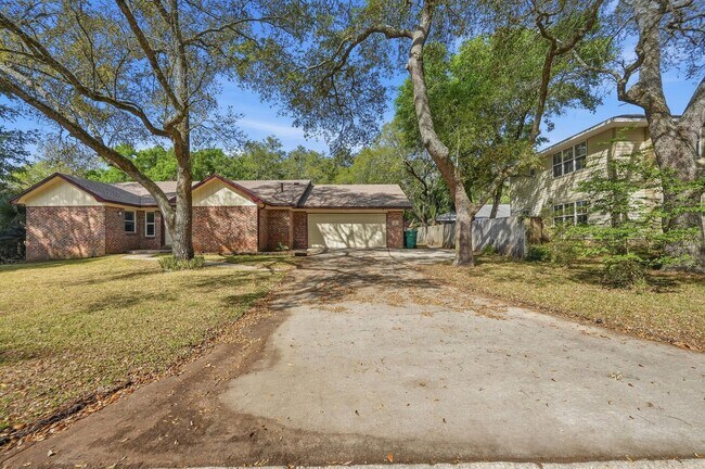 Foto del edificio - JULY RENT FREE! All Brick Home with New Flooring Throughout in Ft. Walton Beach!