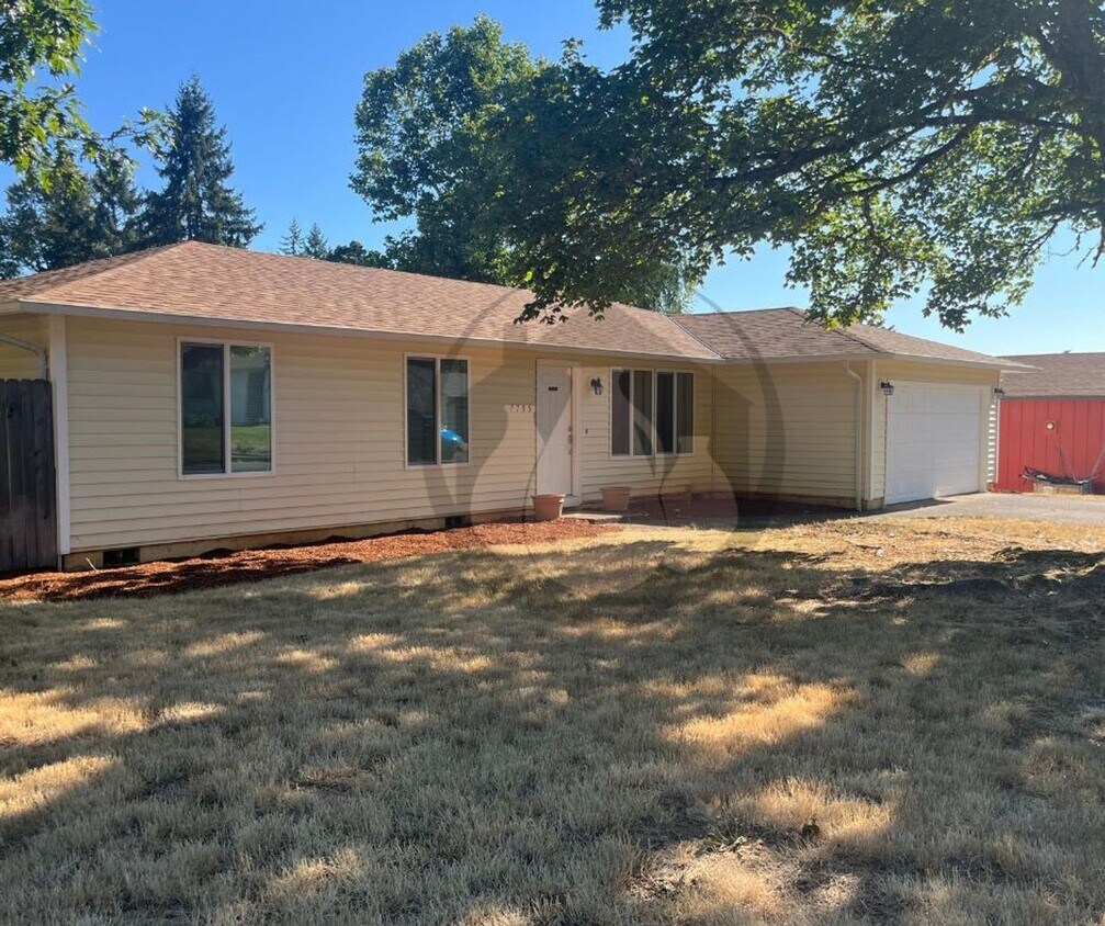 Foto principal - Single Level House- New Flooring-Freshly P...
