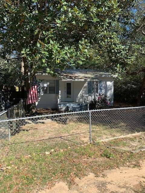 Primary Photo - CUTE 2 BDRM COTTAGE CLOSE TO WATER ACCESS