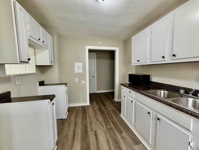 Foto del edificio - 1448 Menager Rd