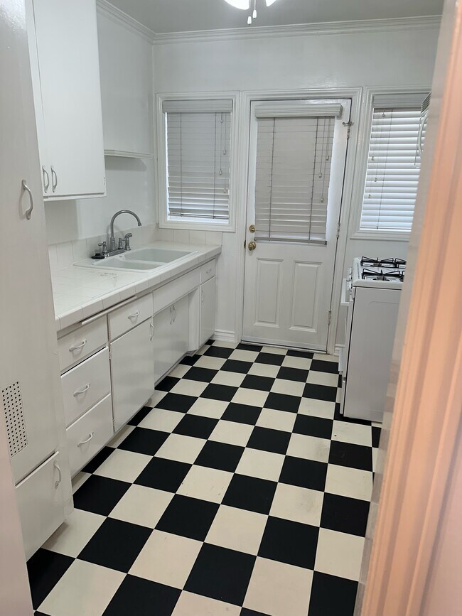 Cocina - 933 W Huntington Dr