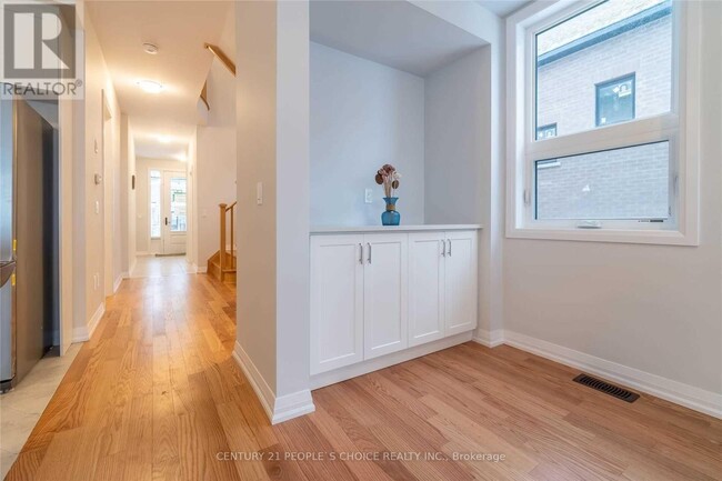 Building Photo - 886 Sobeski Ave