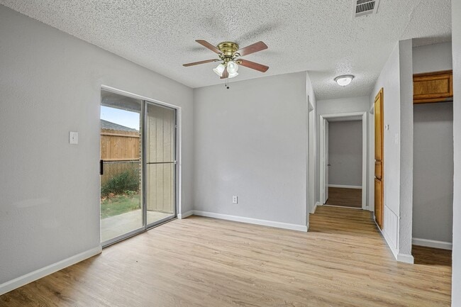 Building Photo - 722 Prairie Creek Dr